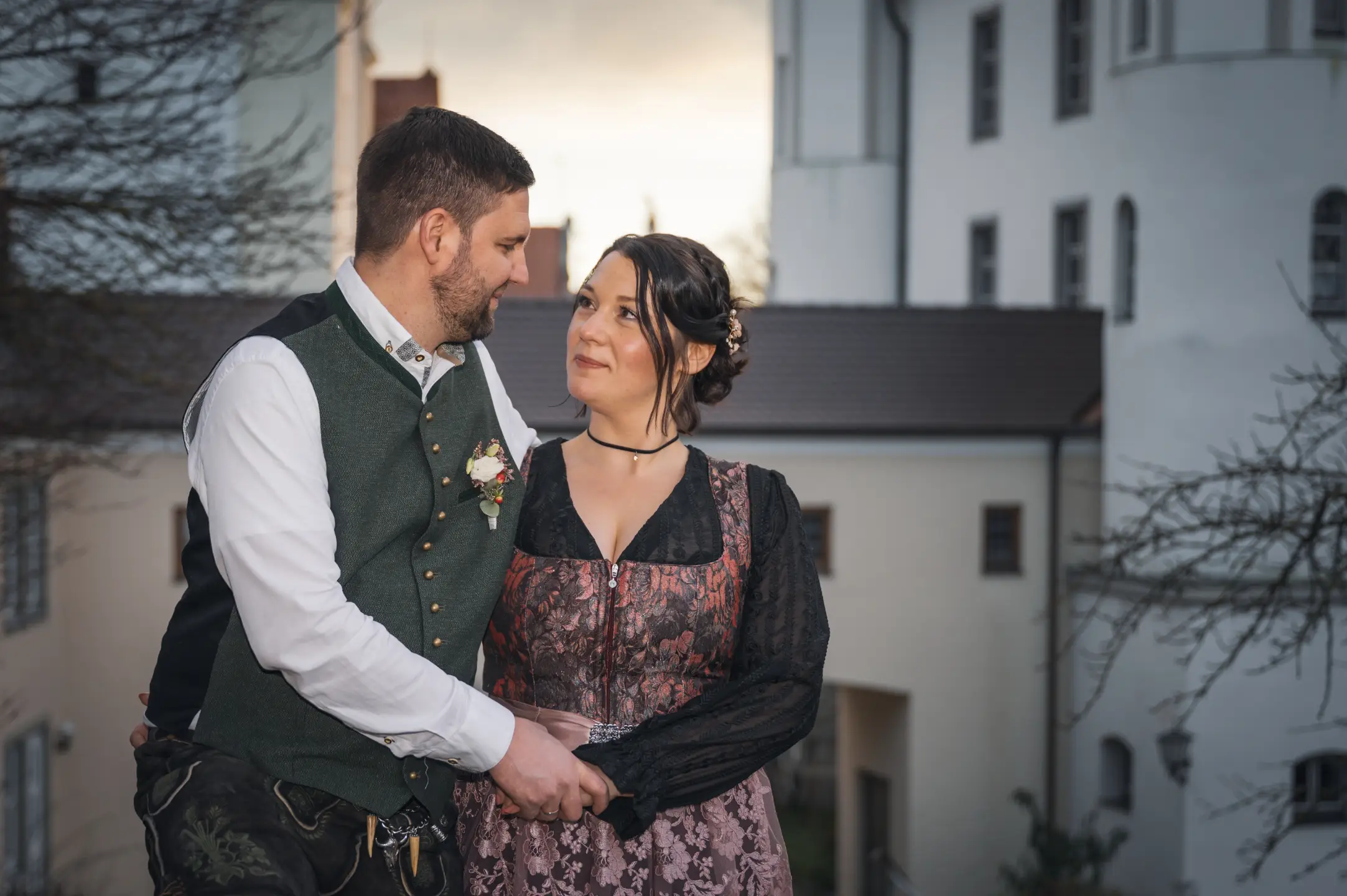 Hand in Hand: Verliebtes Paar festgehalten von Kreidt-Fotografie Olching (Zärtliche Geste, emotionale Verbindung, professionelle Hochzeitsfotografie)