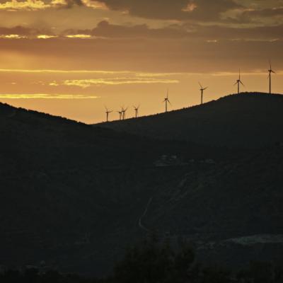 Goldene Stunde. Auf dem Berghügel stehen Acht Windräder