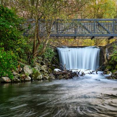 Langzeitbelichtung: Ein breiter Wasserfall stürzt in den Fluss 