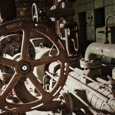 Ein alter verroster Motor steht in einem alten Lost Place Fabrikgebäude.