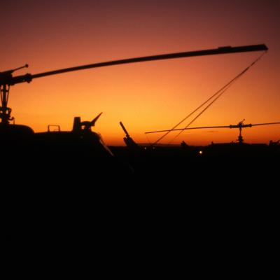 Parkende Helikopter im Sonnenuntergang. 