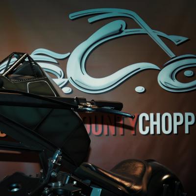 Eine Harley Davidson vor dem Werbeschild OCC