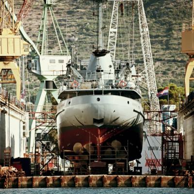 Ein Schiff wird im Schiffshebewerk gewartet