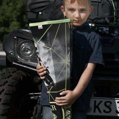 Schulanfänger mit Schultüte vor einem ATV